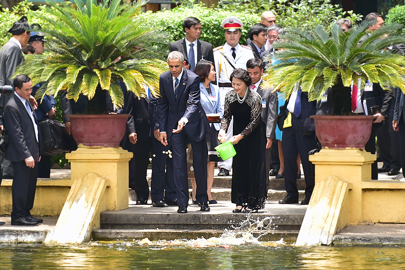 President Obama and Vietnam National Assembly Chairwoman Nguyen Thi Kim Ngan fed the fish at Vietnamese National Hero “Uncle Ho”s House.